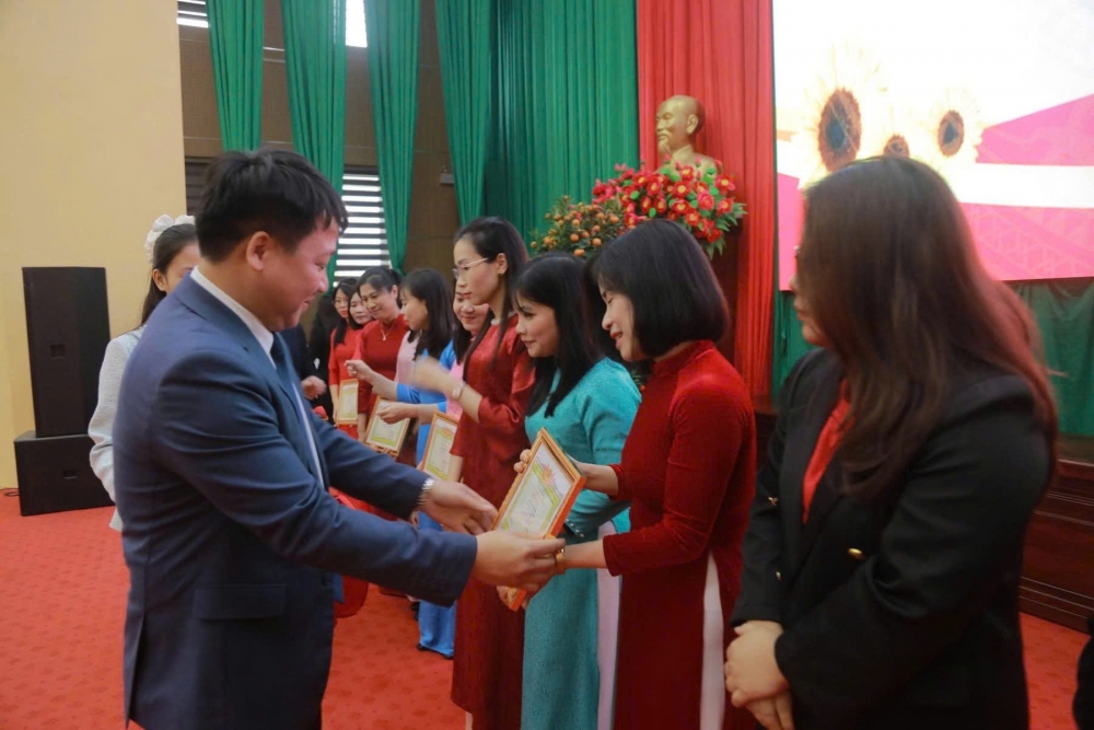 Xã Thổ Tang: Tuyên dương, khen thưởng giáo viên giỏi và học sinh đạt giải cấp tỉnh