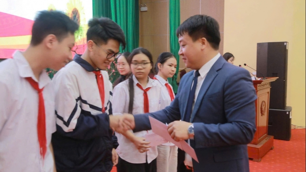 Xã Thổ Tang: Tuyên dương, khen thưởng giáo viên giỏi và học sinh đạt giải cấp tỉnh