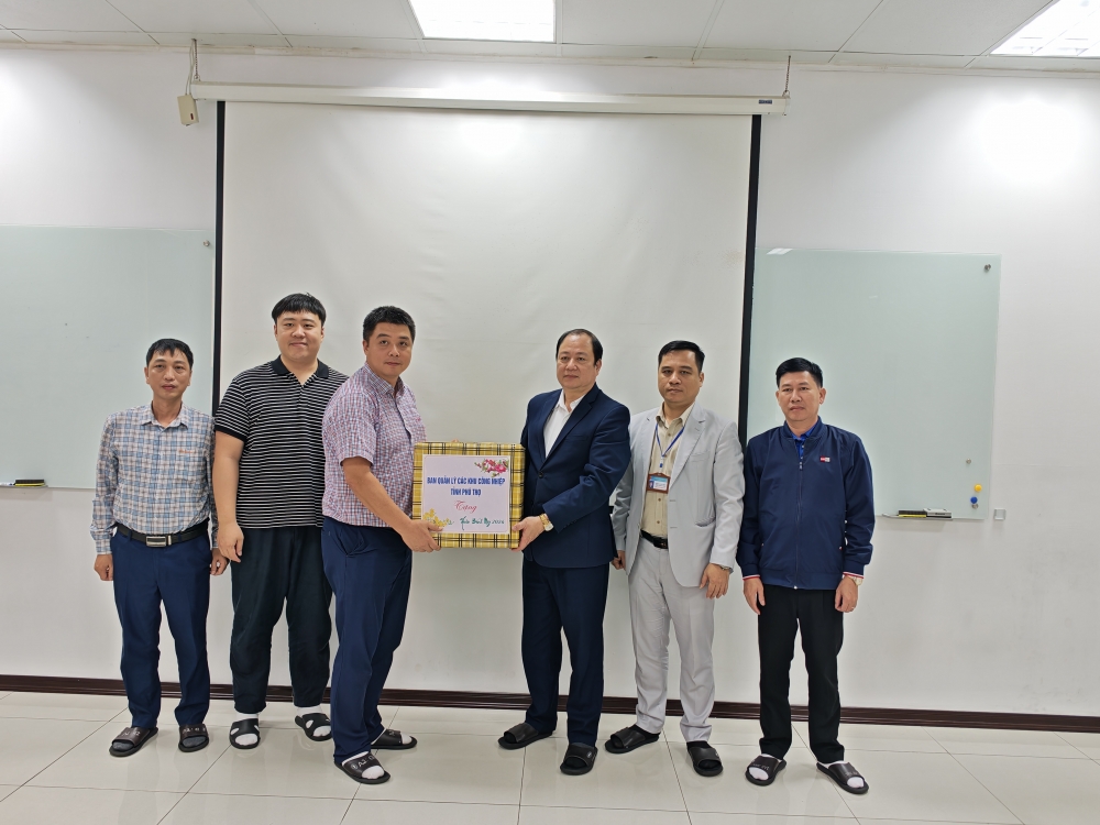 Động viên kịp thời công nhân làm việc xuyên Tết tại Phú Thọ