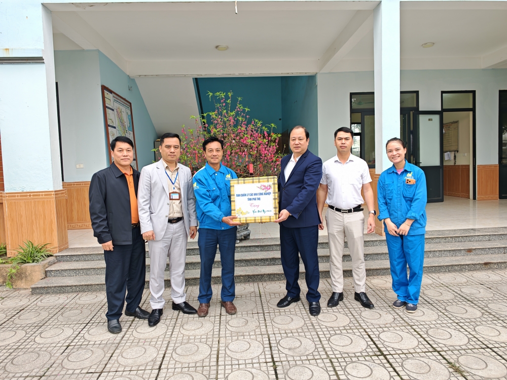 Động viên kịp thời công nhân làm việc xuyên Tết tại Phú Thọ