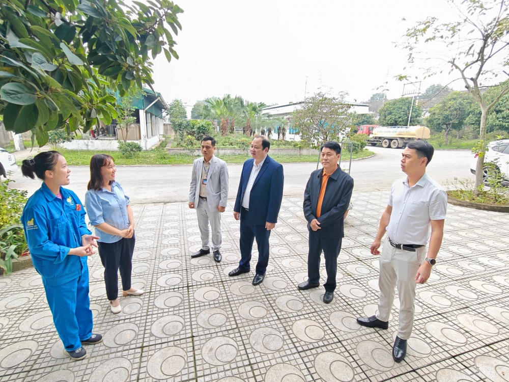 Động viên kịp thời công nhân làm việc xuyên Tết tại Phú Thọ