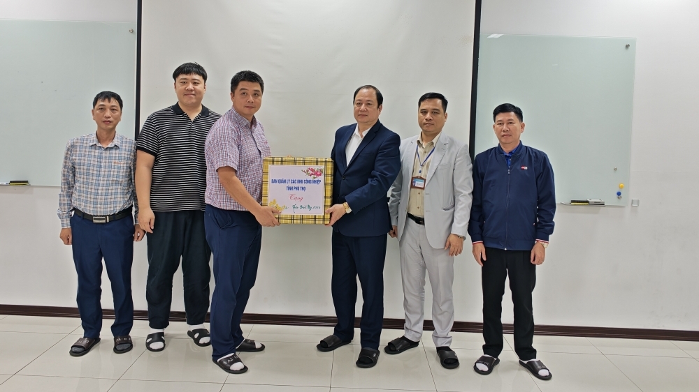 Động viên kịp thời công nhân làm việc xuyên Tết tại Phú Thọ