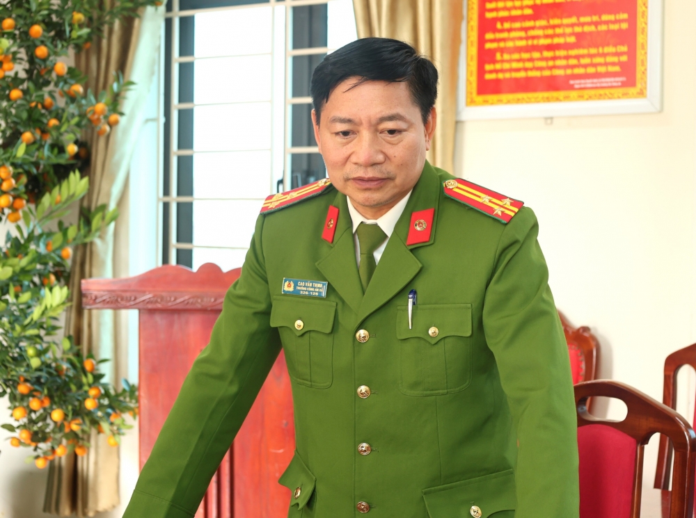 Đồng chí Cao Văn Thịnh, Ủy viên BTV Đảng ủy - Trưởng Công an xã báo cáo với Đoàn công tác