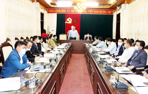 Đ.c Nguyễn Việt Phương, Chủ tịch UBND, Trưởng Ban chỉ đạo phòng, chống dịch COVID-19 thành phố  phát biểu chỉ đạo tại cuộc họp   