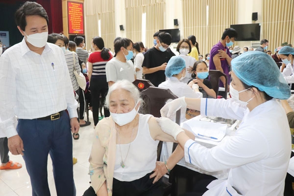 Đồng chí Lê Anh Tân- Phó Chủ tịch UBND thành phố Vĩnh Yên Tiêm chủng vacxin sẽ bảo vệ tốt nhất sức khỏe, tính mạng người dân