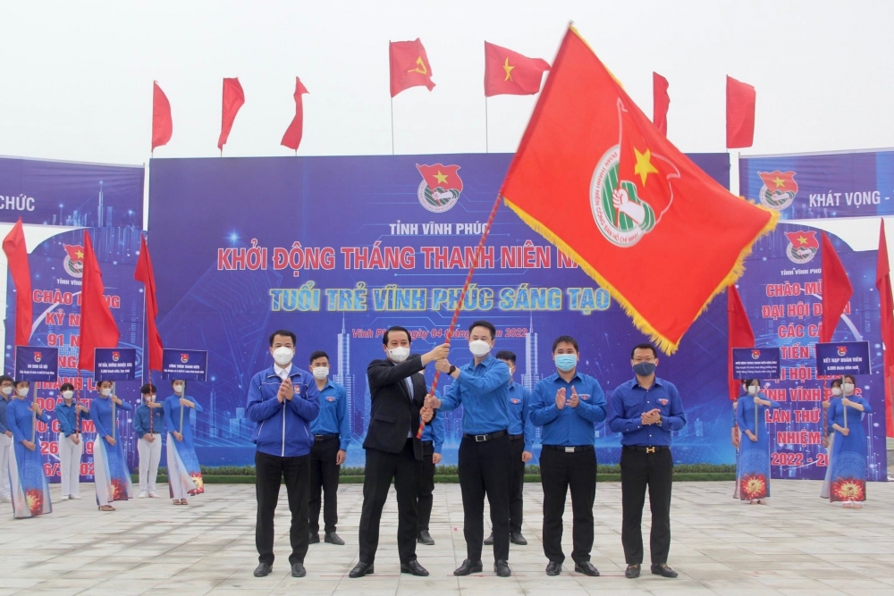Các đồng chí Lãnh đạo phất cờ Khởi động Tháng thanh niên 2022