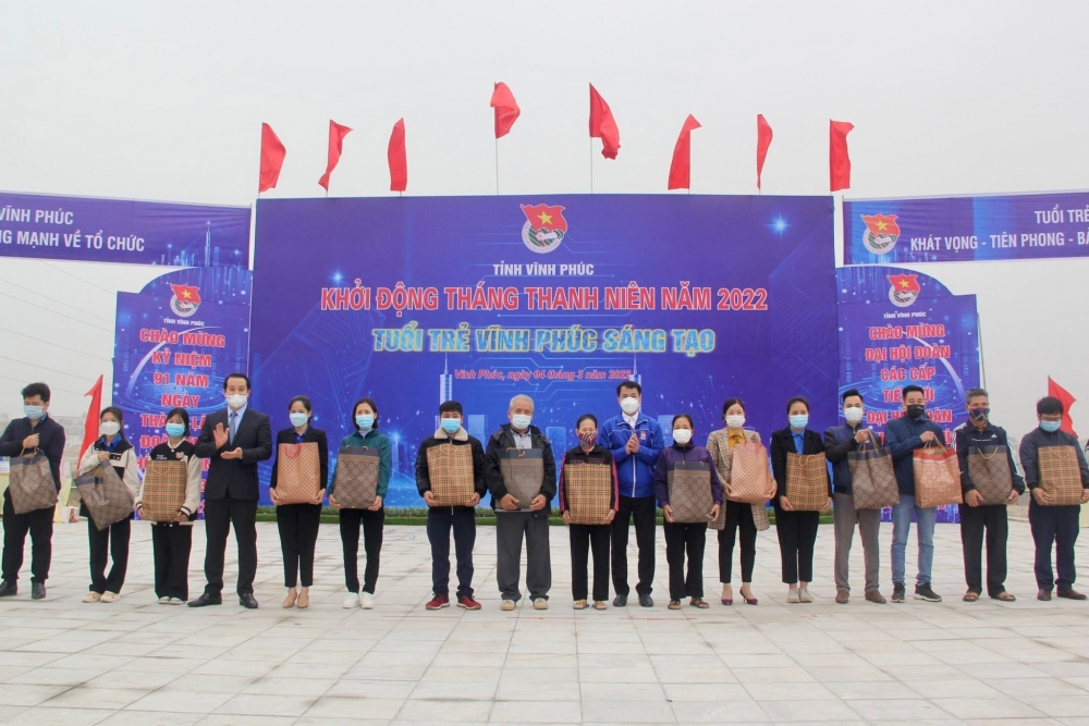 Các đồng chí Lãnh đạo trao tặng các suất quà cho các gia đình chính sách tại huyện Yên Lạc