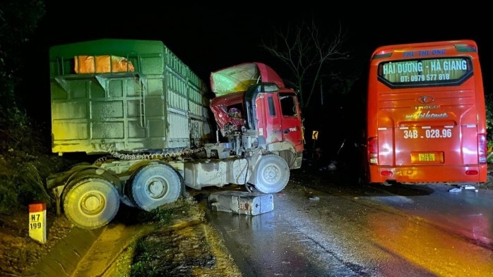 Tuyên Quang: Va chạm xe đầu kéo với xe khách khiến 2 người thương vong