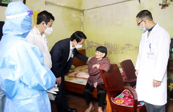 Phó Chủ tịch UBND thành phố: Lê Anh Tân thăm hỏi, động viên cụ Phùng Thị Khương 95 tuổi