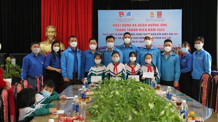 Trao tặng công trình thanh niên cho các em học sinh trường Tiểu học Hương Canh B