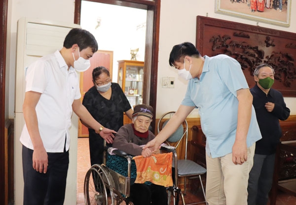 Đ.c Bí thư Thành ủy Vĩnh Yên Nguyễn Ngọc Bình thăm động viên người cao tuổi mắc bệnh nền  tiêm vắc xin phòng COVID-19