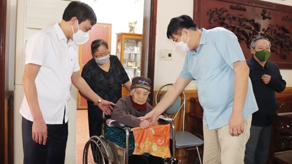 Vĩnh Phúc: Kiểm tra thăm, động viên người cao tuổi bị bệnh nền mắc COVID-19