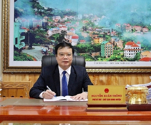 Đồng chí Nguyễn Xuân Thông - Phó Bí thư Huyện ủy, Chủ tịch UBND huyện Yên Lạc trao đổi với phòng viên 