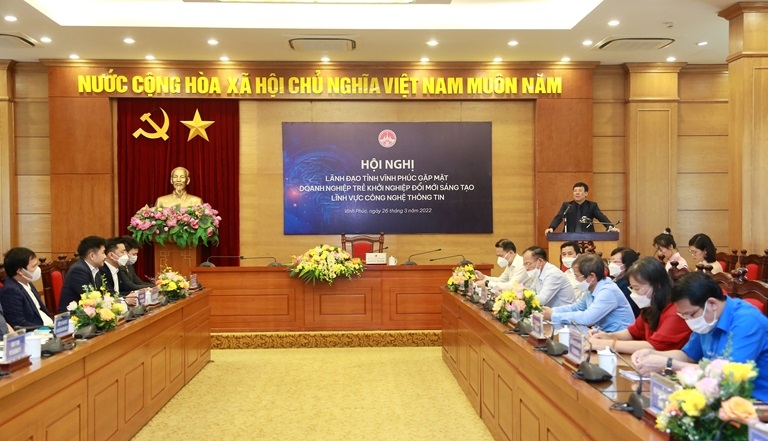 Chủ tịch UBND tỉnh Lê Duy Thành phát biểu tại buổi gặp mặt. Ảnh: Trà Hương