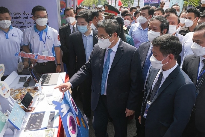 Thủ tướng Chính Phủ Phạm Minh Chính tham quan các gian trung bày dự án khởi nghiệp của học sinh, sinh viên tại Ngày hội khởi nghiệp lần thứ 4.
