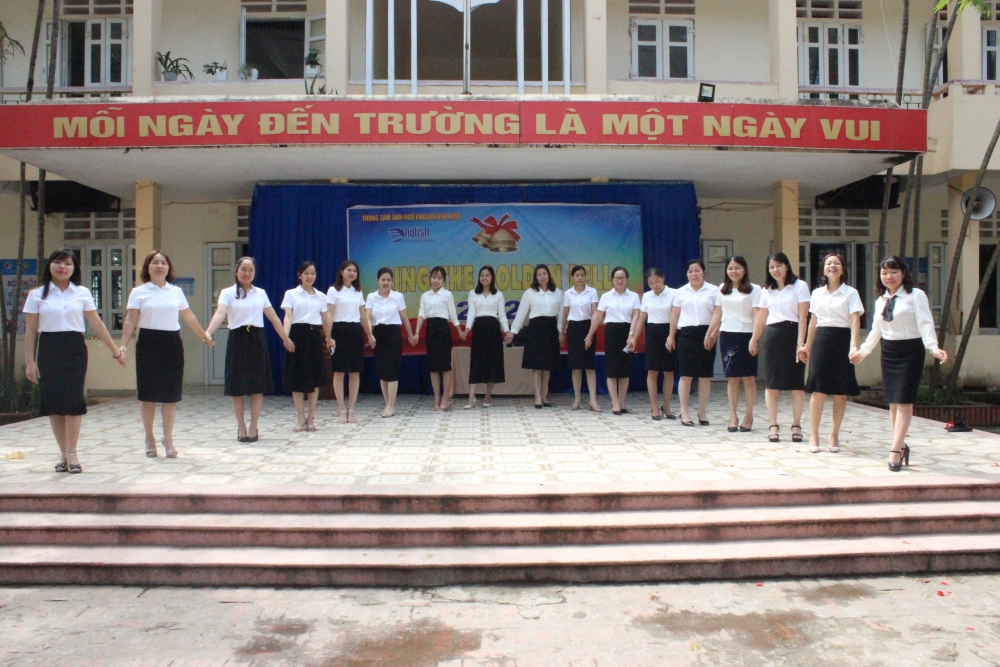 Tập thể giáo viên nữ trường TH Nguyệt Đức, huyện Yên Lạc