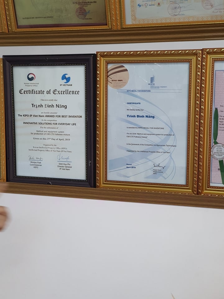 Giấy chứng nhận nước ngoài được treo đầy nhà