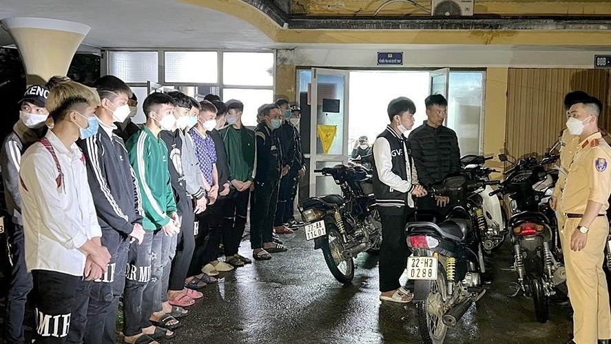 20 thanh thiếu niên tụ tập đánh võng bốc đầu xe