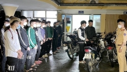 20 thanh thiếu niên tụ tập đánh võng bốc đầu xe