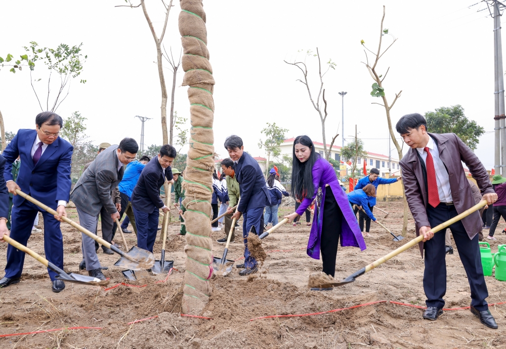 Bí thư Tỉnh ủy Hoàng Thị Thúy Lan cùng các đại biểu trồng cây tại thôn Thụ Ích, xã Liên Châu, huyện Yên Lạc