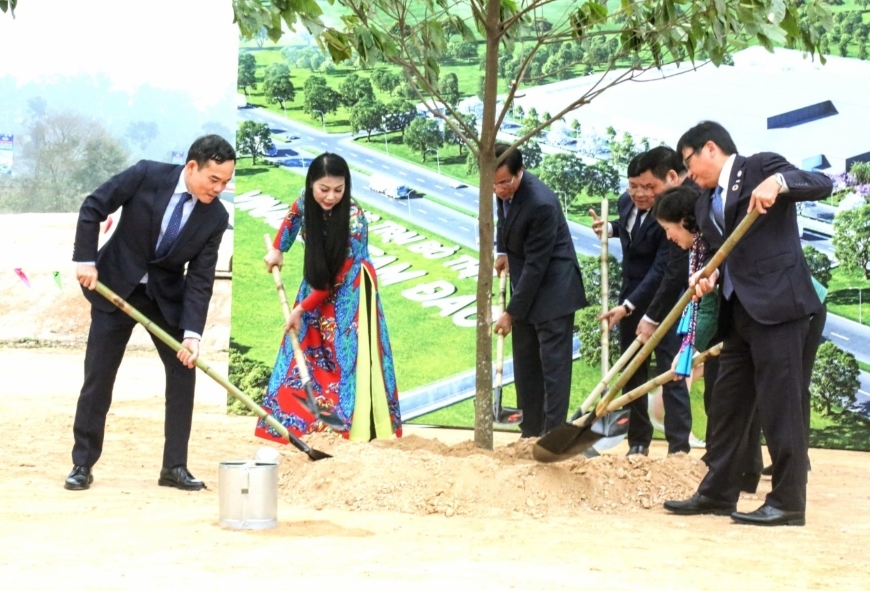 Phó Thủ tướng Trần Lưu Quang và các đại biểu trồng cây trong khuôn viên Dự án