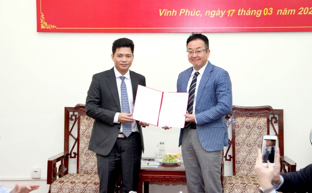 Trưởng Ban Quản lý các KCN Nguyễn Xuân Phương trao Giấy chứng nhận đăng ký đầu tư cho cho ông Hideyuki Aoyagi, Tổng Giám đốc Công ty TNHH KITZ Corporation Việt Nam.