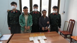 ha giang bat vu van chuyen 10 banh heroin duoc cat giau trong chiec chan bong