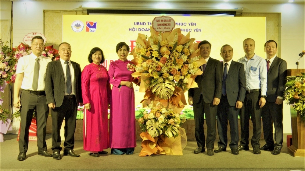 Đ/c Nguyễn Thanh Hải, Tỉnh ủy viên, Bí thư Thành uỷ; đồng chí Phan Tiến Dũng, Phó Bí thư Thành ủy, Chủ tịch UBND thành phố tặng hoa chúc mừng Đại hội