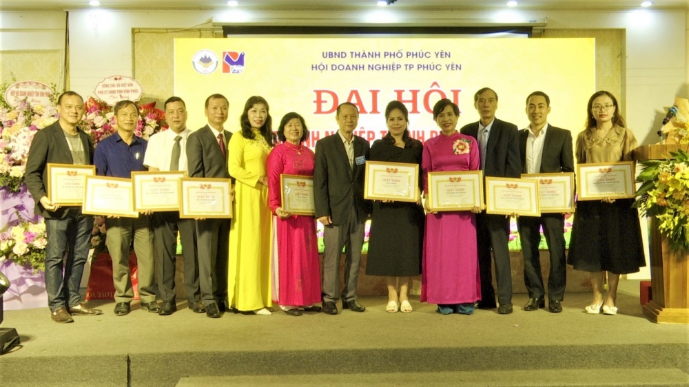 Đ/c Phạm Thị Hồng Thủy, chủ tịch Hội doanh nghiệp tỉnh Vĩnh Phúc tặng giấy khen cho các tập thể và  cá nhân có thành tích xuất sắc