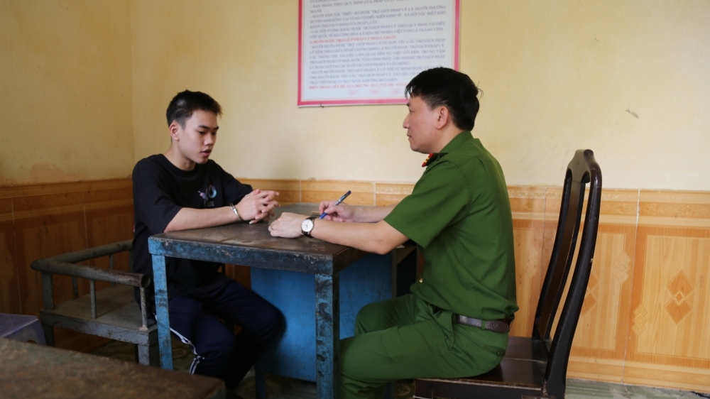 Vĩnh Phúc: Giả vờ mua điện thoại rồi chạy lên xe tẩu thoát