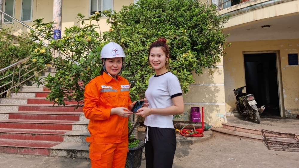 Vĩnh Phúc: Cán bộ Điện lực Tam Đảo nhặt được của rơi, trả người đánh mất