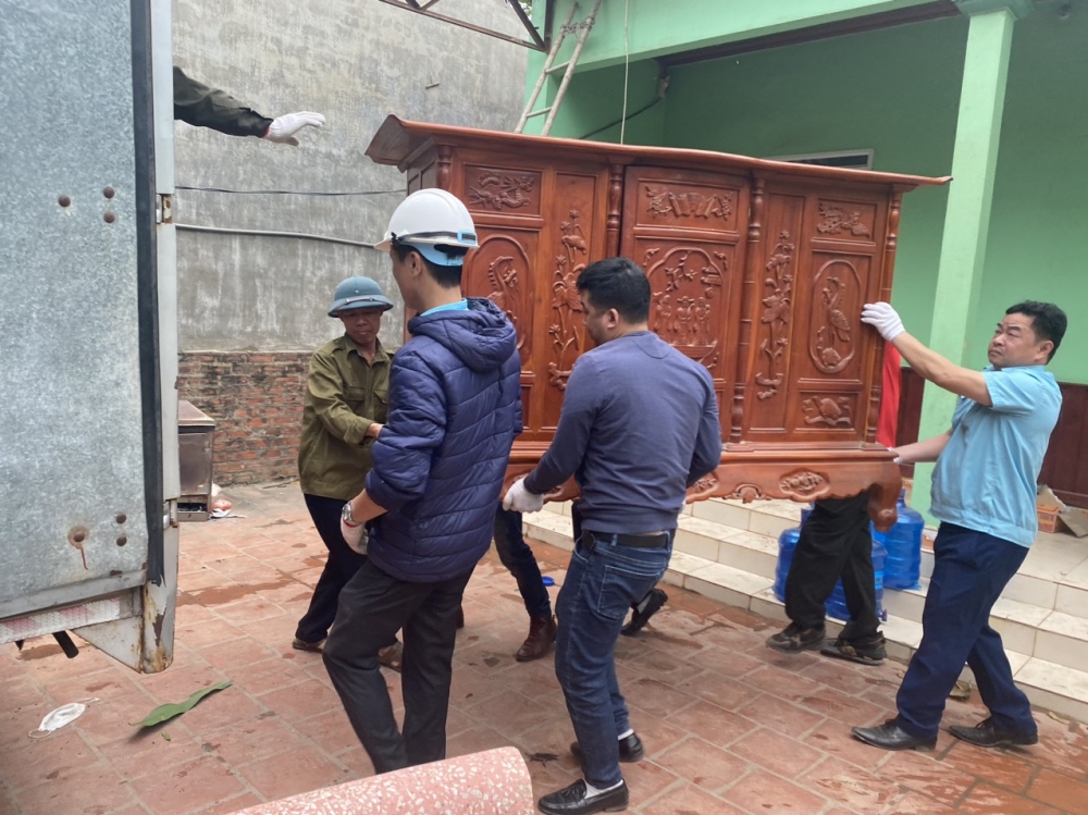 UBND phường Khai Quang đã tổ chức chỉ đạo các lực lượng tham gia hỗ trợ 4 trường hợp tự nguyện tháo dỡ công trình xây dựng trái phép trên diện tích đất UBND tỉnh đã thu hồi từ Công ty TNHH Kim Long.