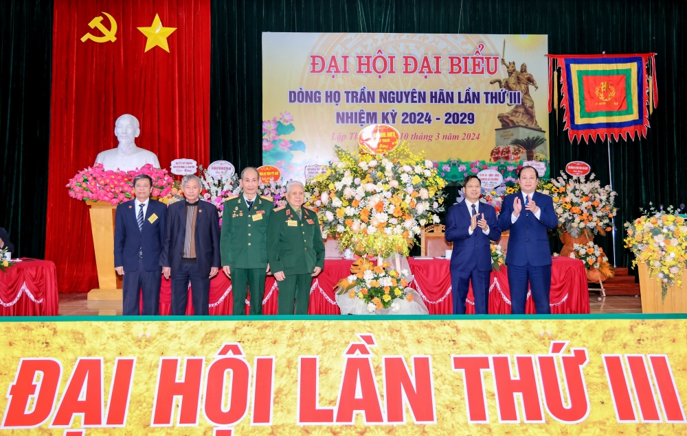 Lãnh đạo huyện Lập Thạch tặng hoa chức mừng