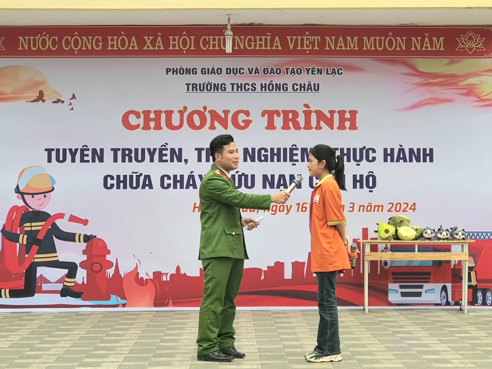 Đồng chí Lê Văn Chiến, Phòng PC 07 Công an tỉnh Vĩnh Phúc tuyên truyền, trải nhiệm, thực hành chữa cháy, cứu nạn cứu hộ