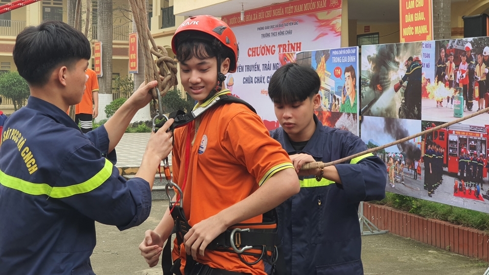 Huyện Yên Lạc: Tổ chức tuyên truyền về chữa cháy và cứu nạn, cứu hộ cho học sinh