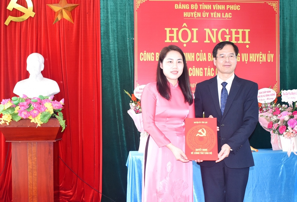 Bí thư Huyện ủy Yên Lạc Lại Hữu Tuyển trao quyết định cho tân Bí thư Đảng ủy xã Đồng Cương.