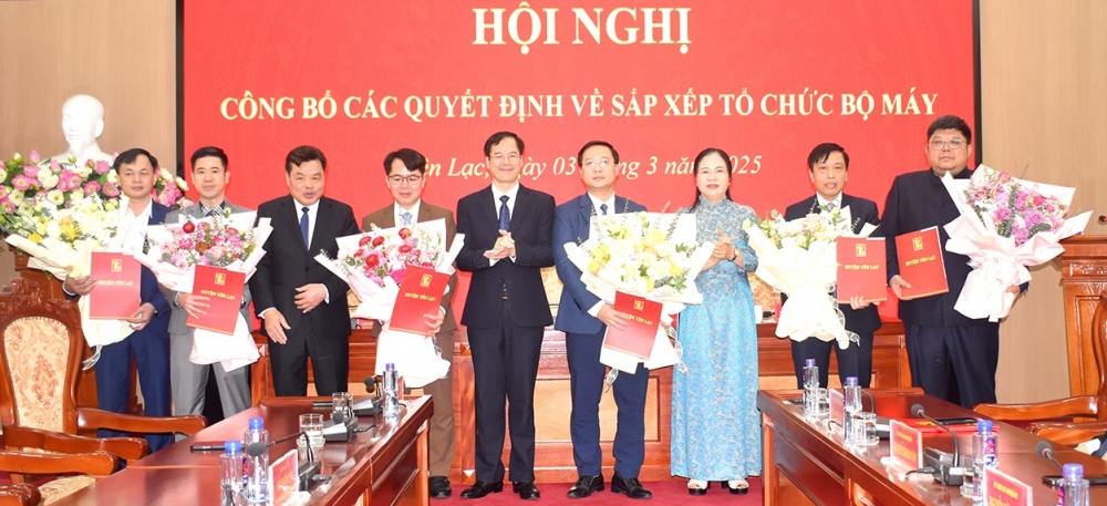 Bí thư Huyện ủy Yên Lạc Lại Hữu Tuyển trao quyết định bổ nhiệm, luân chuyển cán bộ các phòng, ban trực thuộc UBND huyện.