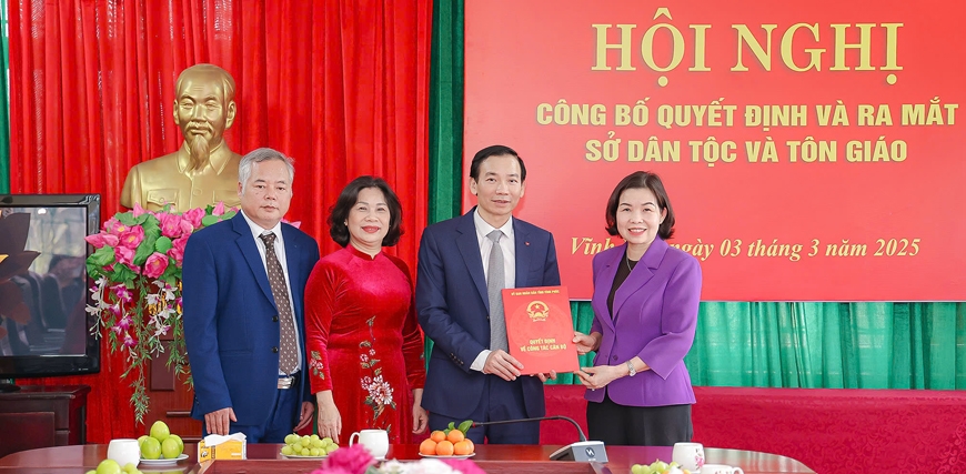 Phó Chủ tịch UBND tỉnh Phùng Thị Kim Nga trao Quyết định thành lập Sở Dân tộc và Tôn giáo