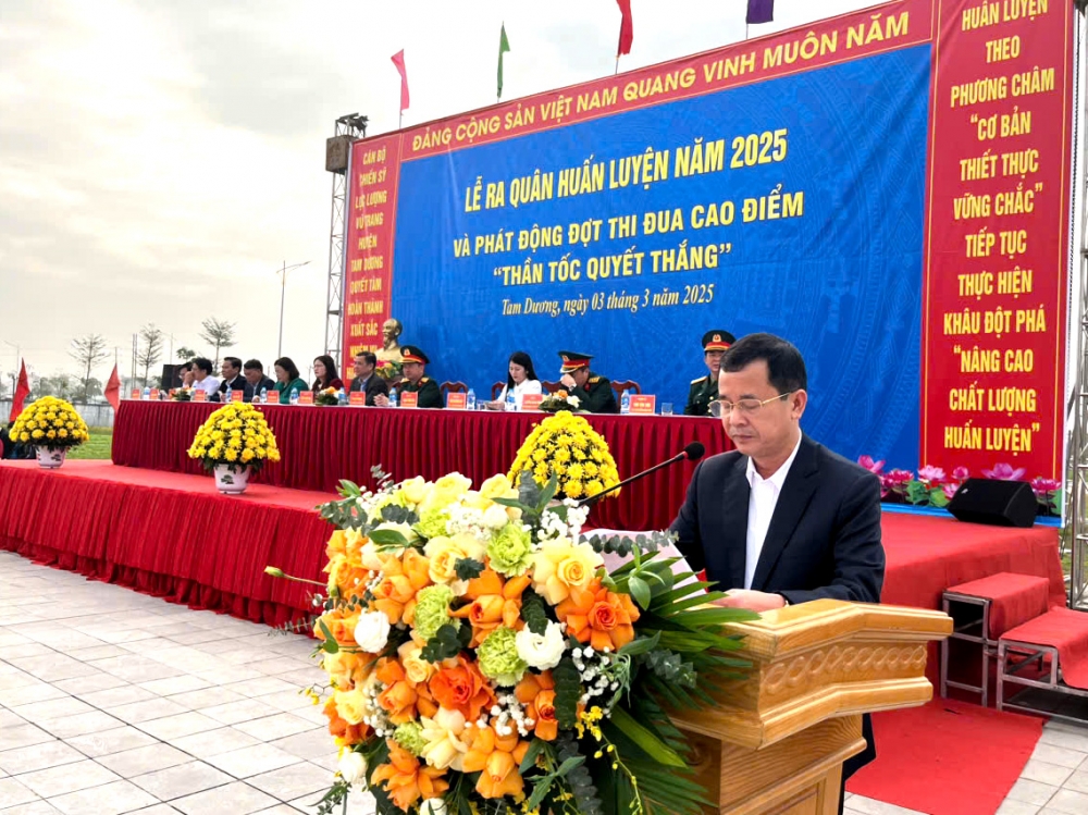 Đồng chí Đặng Công Hòa - Phó Bí thư Huyện ủy, Chủ tịch UBND huyện - giao nhiệm vụ cho lực lượng vũ trang huyện