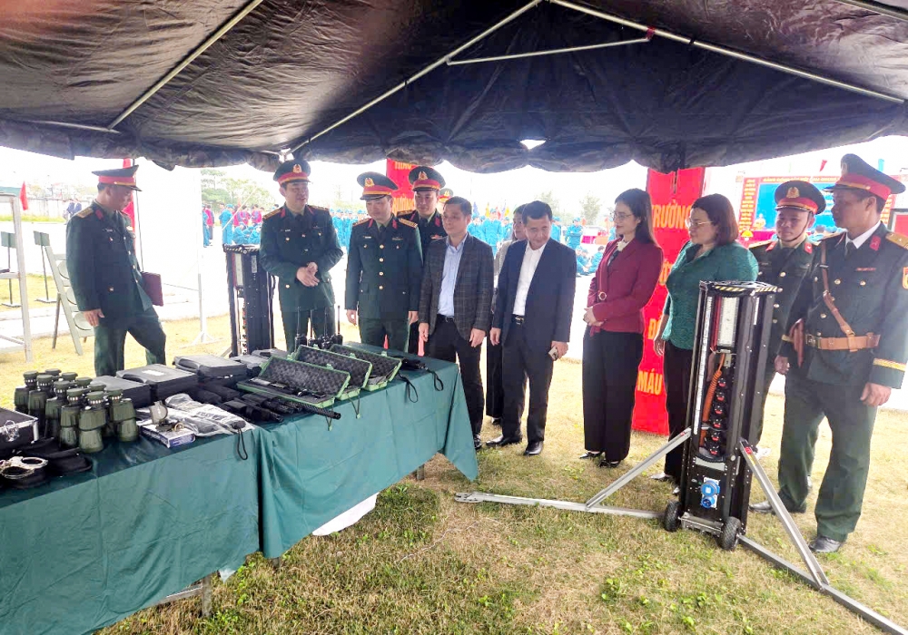 Các đồng chí lãnh đạo BCHQS tỉnh cùng lãnh đạo huyện Tam Dương tham quan mô hình học cụ