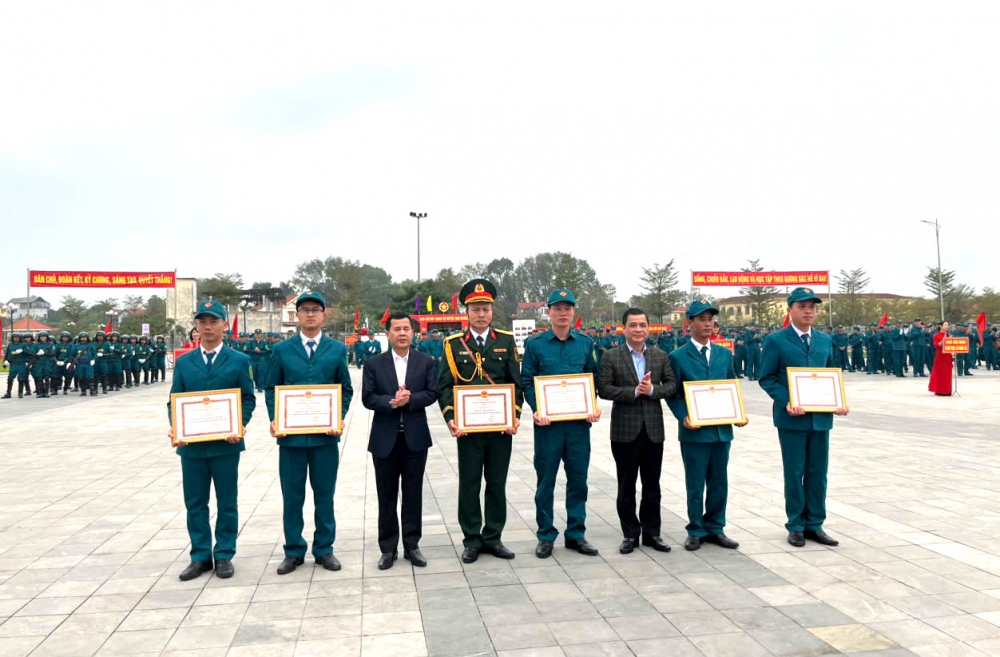 Các đồng chí: Nguyễn Thanh Tùng - Ủy viên Ban Thường vụ Tỉnh ủy, Bí thư Huyện ủy; Đặng Công Hòa - Phó Bí thư Huyện ủy, Chủ tịch UBND huyện trao giấy khen cho các tập thể đã có thành tíc xuất sắc trong sáng kiến mô hình học cụ huấn luyện năm 2025