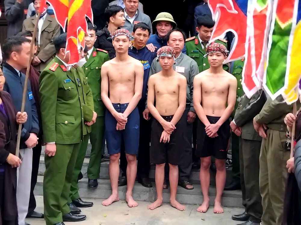 3 “ông Bụt” được dân làng tuyển chọn là 3 chàng trai trẻ, chưa lập gia đình, có phẩm hạnh tốt, gia đình văn hoá. 3 “ông Bụt” được dân làng tuyển chọn là 3 chàng trai trẻ, chưa lập gia đình, có phẩm hạnh tốt, gia đình văn hoá.