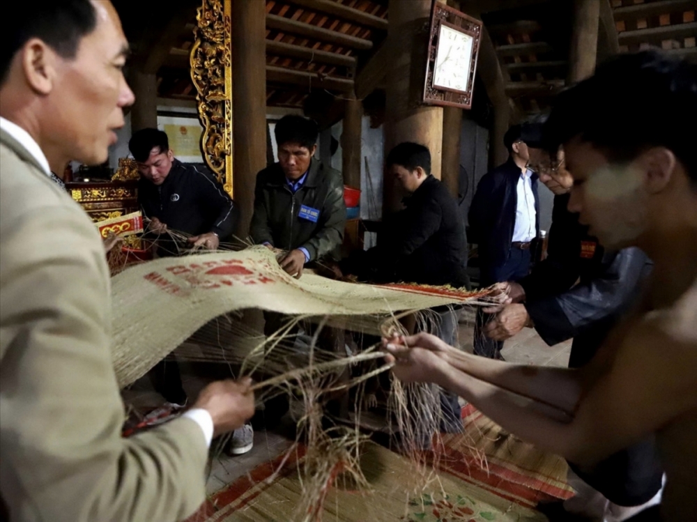 Ban tổ chức gỡ từng sợi chiếu lộc và đưa vào “Bao bì lộc” để phát cho du khách thập phương lấy lộc đầu năm. Ban tổ chức gỡ từng sợi chiếu lộc và đưa vào “Bao bì lộc” để phát cho du khách thập phương lấy lộc đầu năm.