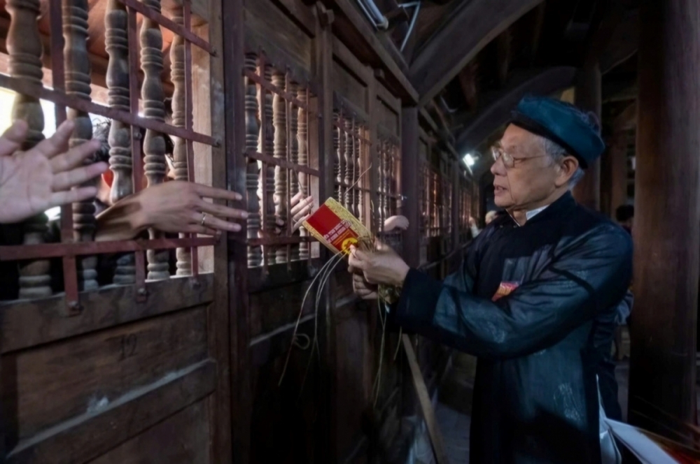 Ban tổ chức lễ hội “tản chiếu phát lộc” cho du khách để đảm bảo an ninh trật tự, văn minh tại lễ hội. Ban tổ chức lễ hội “tản chiếu phát lộc” cho du khách để đảm bảo an ninh trật tự, văn minh tại lễ hội.