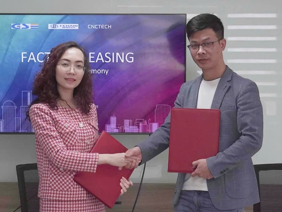 Đại diện CNCTech Industrial trao hợp đồng cho thuê nhà xưởng với đại diện Công ty TNHH I-CHAIN Việt Nam.