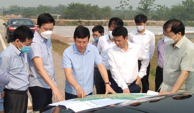 Chủ tịch UBND tỉnh Lê Duy Thành kiểm tra bản đồ quy hoạch chung đô thị Vĩnh Phúc