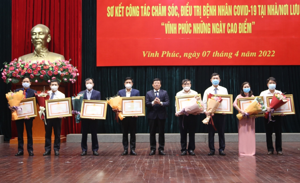 Thừa ủy quyền của Thủ tướng Chính phủ, Chủ tịch UBND tỉnh Lê Duy Thành tặng Bằng khen của Thủ tướng Chính phủ cho các tập thể, cá nhân có thành tích xuất sắc trong công tác phòng chống dịch COVID-19.