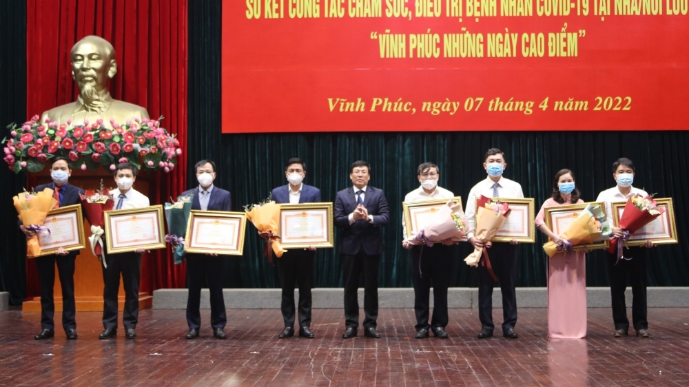 Vĩnh Phúc: Khen thưởng tập thể và cá nhân có thành tích xuất sắc trong chăm sóc, điều trị bệnh nhân COVID-19 tại nhà