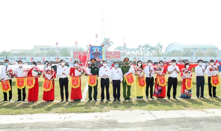 Phó Chủ tịch Thường trực UBND tỉnh Vũ Việt Văn cùng các đại biểu tặng hoa, cờ lưu niệm cho các đoàn tham gia đại hội. Ảnh: Khánh Linh