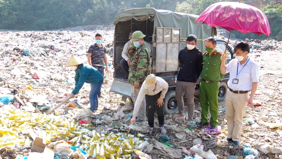 Hà Giang: Tiêu hủy hơn 1.400 chai bia không rõ nguồn gốc xuất xứ